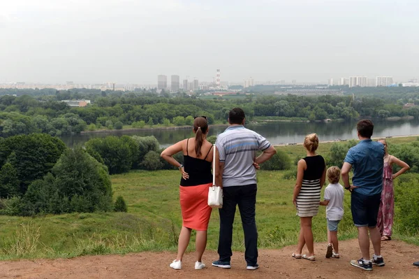 Mensen genieten van het uitzicht op de stad Moskou vanuit Kolomenskoye Park op een zomerdag — Stockfoto