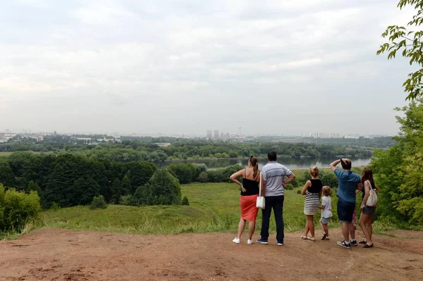 Mensen genieten van het uitzicht op de stad Moskou vanuit Kolomenskoye Park op een zomerdag — Stockfoto