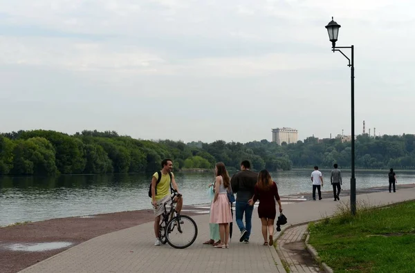 People walk along the embankment in the Moscow estate Kolomenskoye — Stock Photo, Image