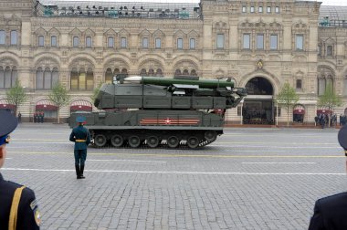  Büyük Vatanseverlik savaşında Zafer Bayramı onuruna Kızıl Meydan'da askeri geçit töreni sırasında uçaksavar füze kompleksi 