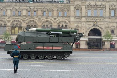  Büyük Vatanseverlik savaşında Zafer Bayramı onuruna Kızıl Meydan'da askeri geçit töreni sırasında uçaksavar füze kompleksi 