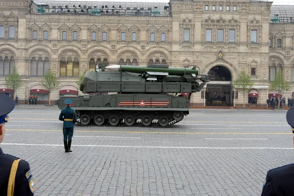  Büyük Vatanseverlik savaşında Zafer Bayramı onuruna Kızıl Meydan'da askeri geçit töreni sırasında uçaksavar füze kompleksi 