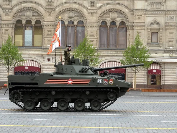 BMD-4-Rosyjska walka śledzone pływające maszyny przeznaczone do transportu personelu wojsk powietrznych podczas parada zwycięstwa na czerwonym placu Moskwy — Zdjęcie stockowe