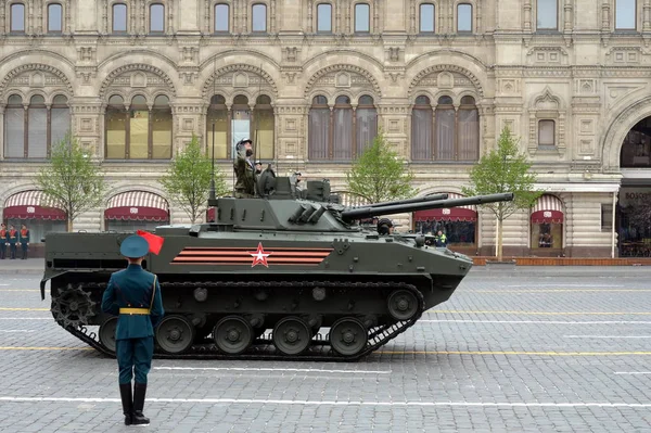  BMD-4-Rus savaş Moskova kırmızı meydanda Zafer geçit töreni sırasında hava birlikleri personeli taşımak için tasarlanmış yüzen makine izlenen