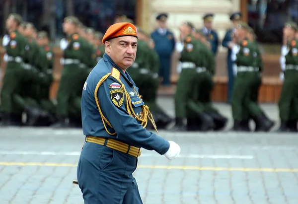 Head of the Academy of civil protection of EMERCOM of Russia Lieutenant General Victor Panchenkov during the parade on red square — Stock Photo, Image