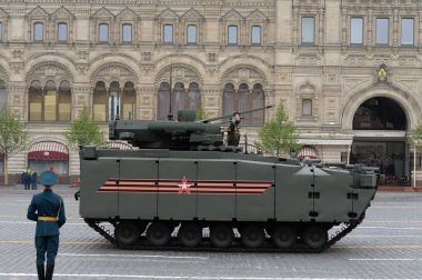  Moskova 'da büyük vatansever savaşta zaferin 74Th yıldönümü onuruna geçit töreninde piyade savaş aracı 