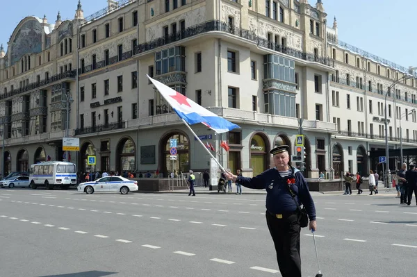 Velho marinheiro desconhecido durante a celebração do dia da vitória no centro de Moscou — Fotografia de Stock