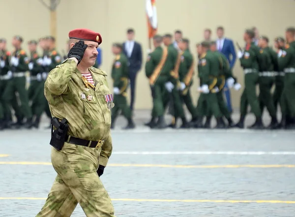 彼らに別の部門の司令官。勝利の日に敬意を表してパレードでドルジンスキー国家警備隊の主要なドミトリー・チェレパノフ将軍 — ストック写真