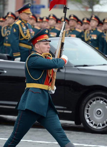 Żołnierz linii na czerwonym placu Moskwy podczas parady poświęconej zwycięstwu w Wielkiej Wojnie Ojczyźnianej — Zdjęcie stockowe