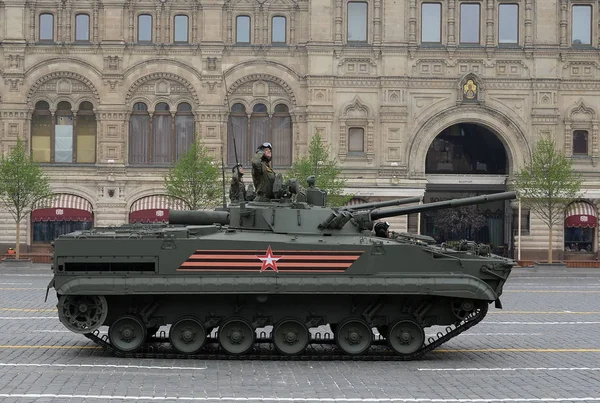 Боевая машина БМП-3 на военном параде на Красной площади, посвященном Дню Победы — стоковое фото