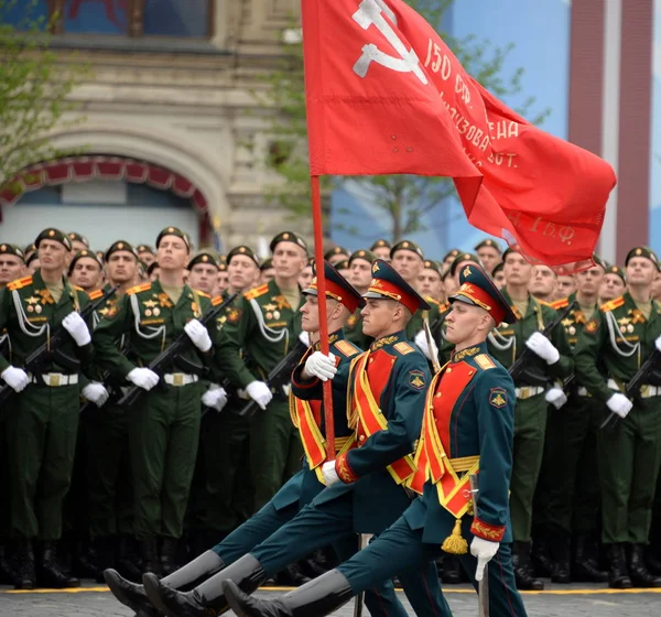 Soldados de la guardia de honor de un regimiento comandante separado de la Transfiguración llevan la bandera de la Victoria — Foto de Stock