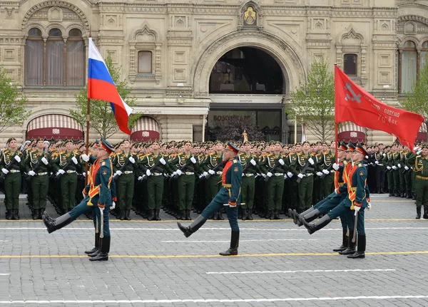 Soldiers of the honor guard of a separate commandant regiment of the Transfiguration bear the banner of Victory — Stock Photo, Image