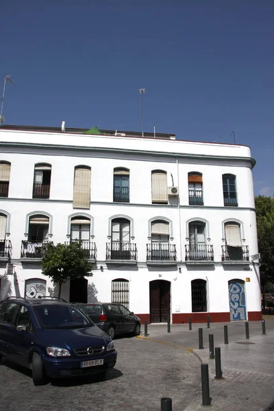 Carros estão em um edifício residencial na rua de Sevilha — Fotografia de Stock