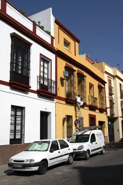  Araba Seville sokakta bir yerleşim binasında bulunmaktadır