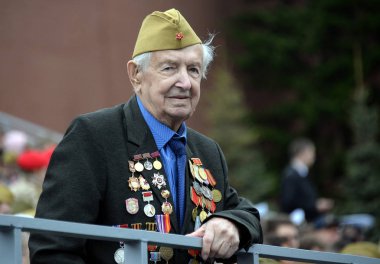  Moskova'da Kırmızı Meydan'da Zafer Bayramı kutlamaları sırasında kırmızı meydanda büyük Vatansever savaş bilinmeyen gazisi