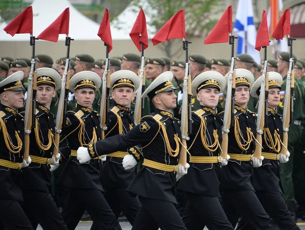 Soldiers of the honor guard of a separate commandant regiment at a military parade to mark the Victory in the red square of Moscow — Stock Photo, Image