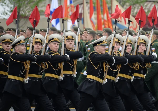 Soldados da guarda de honra de um regimento de comandante separado em um desfile militar para marcar a Vitória na praça vermelha de Moscou — Fotografia de Stock