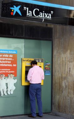  Sevilla caddesindeki Atm'de kimliği belirsiz bir adam.