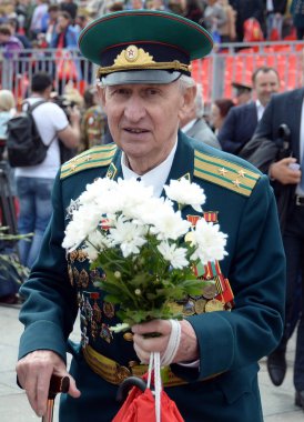 Zafer Bayramı kutlamaları sırasında kızıl meydanda büyük Vatanseverlik savaşıbilinmeyen gazisi