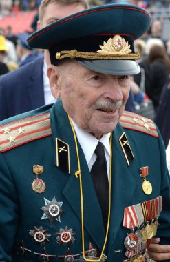  Zafer Bayramı kutlamaları sırasında Moskova'nın kırmızı meydanında büyük Vatansever savaş Albay Nikolai Kozlov gazisi