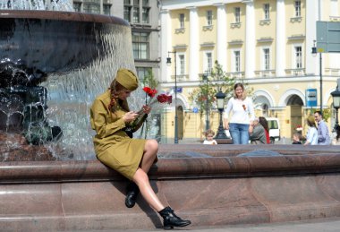  Zafer Günü Bolşoy tiyatrosunda Moskova meydanında çeşmede üniformalı bilinmeyen kız