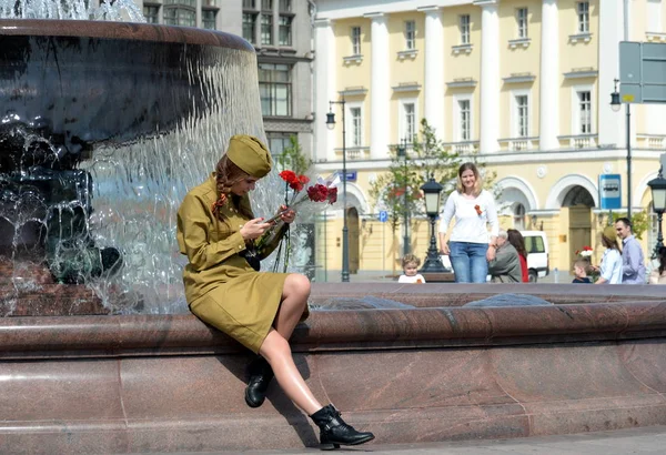  Zafer Günü Bolşoy tiyatrosunda Moskova meydanında çeşmede üniformalı bilinmeyen kız