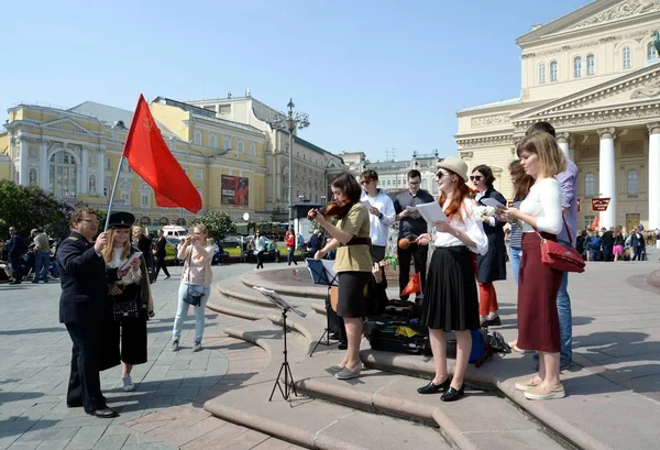 As pessoas cantam canções dos anos de guerra no teatro Bolshoi de Moscou no Dia da Vitória — Fotografia de Stock