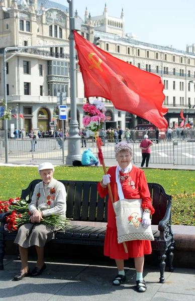 Donna anziana sconosciuta con bandiera rossa al teatro Bolshoi di Mosca il giorno della vittoria — Foto Stock