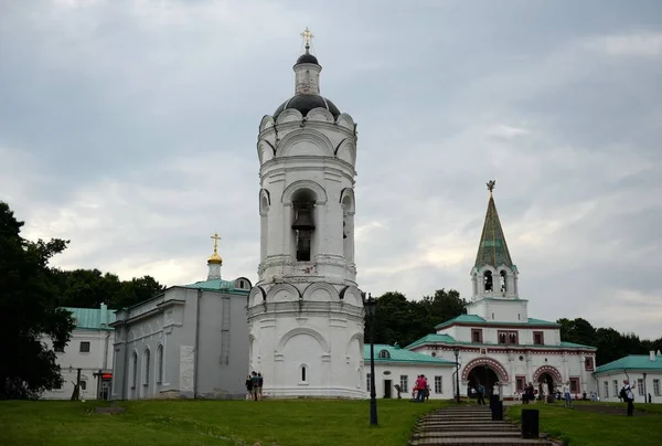 A harangtorony a Szent György-templom és a víztorony az építészeti együttes a moszkvai királyi birtok Kolomenskoye — Stock Fotó