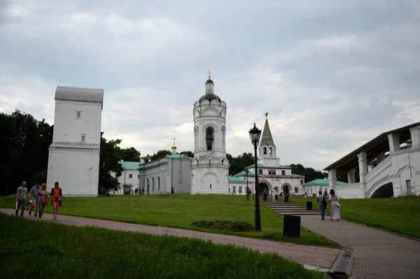 Dzwonnica kościoła św Jerzego i wieża wodna w zespole architektonicznym Moskiewskiego osiedla Królewskiego Kolomenskoye — Zdjęcie stockowe