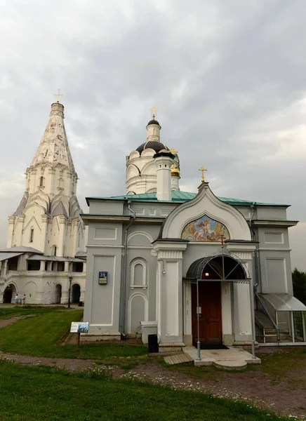 Chiesa dell'ascensione e San Giorgio nella tenuta reale di Mosca Kolomenskoye — Foto Stock