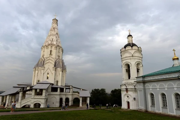 Igreja da ascensão e o campanário da Igreja de São Jorge na propriedade de Moscou Kolomenskoye . — Fotografia de Stock