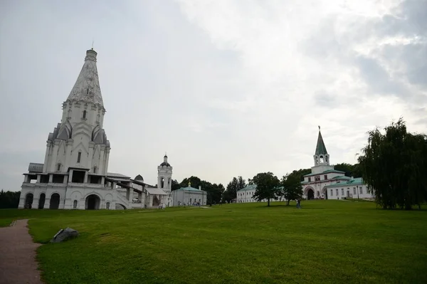 提升的教堂和宫殿门前，莫斯科科洛门斯科耶庄园的建筑群 — 图库照片