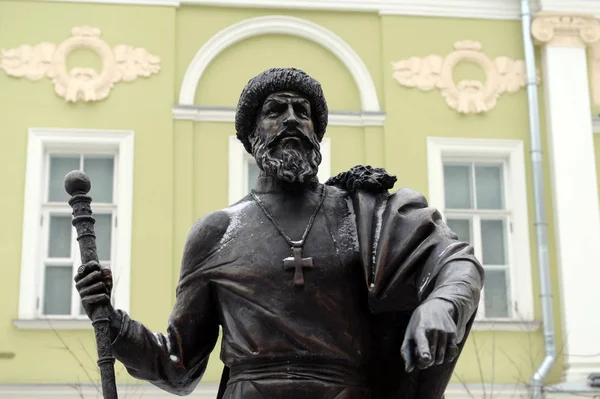 Monument to Tsar Ivan the terrible at the alley of rulers in Moscow — Stock Photo, Image