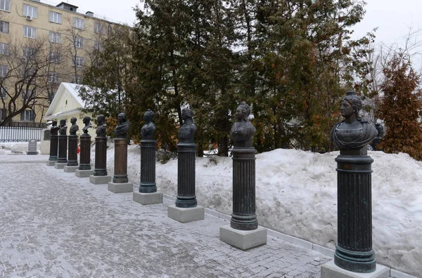Moskova'da Rus hükümdarların büstleri alley, heykeltıraş Zurab Tsereteli — Stok fotoğraf