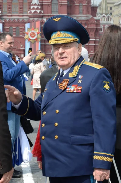 Herói da Federação russa, exército o general Vladimir Mikhailov na praça vermelha em Moscou no dia da vitória — Fotografia de Stock
