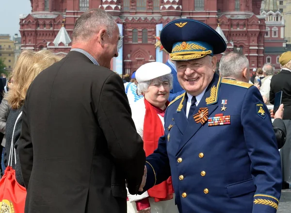 El héroe de la Federación Rusa, el general Vladimir Mikhailov del ejército en la plaza roja en Moscú el día de la victoria —  Fotos de Stock