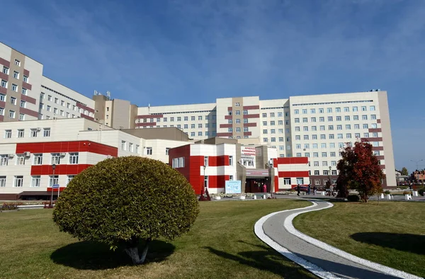 Altai regional clinical hospital in the mountainous part of Barnaul — Stock Photo, Image