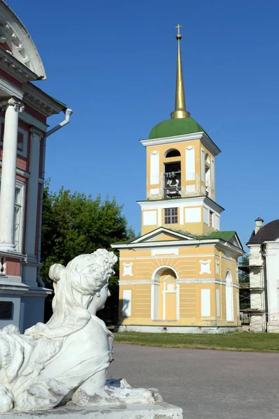 El campanario de la Iglesia del Salvador en la finca de Moscú "Kuskovo " — Foto de Stock