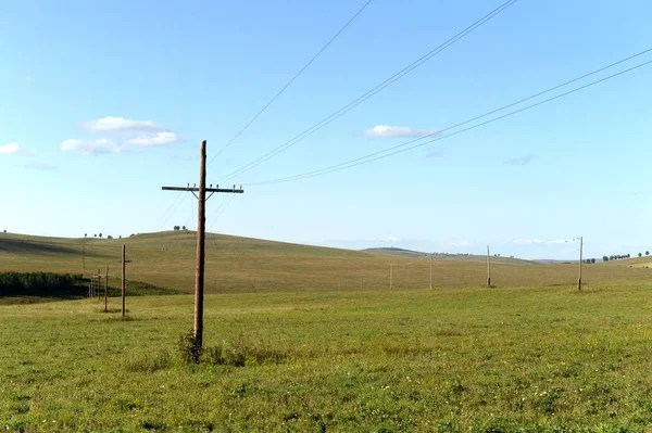 Línea eléctrica en las estribaciones del territorio de Altai. Siberia Occidental. Rusia —  Fotos de Stock