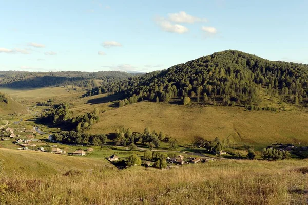 Taiga-Dorf generalka in den Bergen der Region Altai. Westsibirien. Russland — Stockfoto