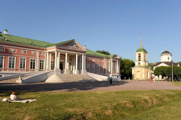 Колишня Садиба з графів Шереметєва. Великий палац і церква Спасителя в Московській садибі "кусково" — стокове фото