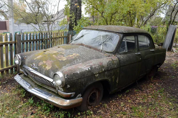 Carro velho GAZ-21 "Volga" ao ar livre — Fotografia de Stock