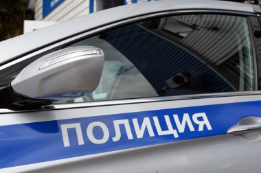  polis arabası şehrin sokak üzerinde