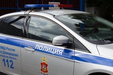  polis arabası şehrin sokak üzerinde