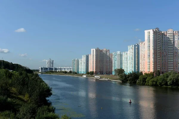 Edifici Pavshinskaya pianura alluvionale il distretto d'élite della città di Krasnogorsk nella regione di Mosca — Foto Stock