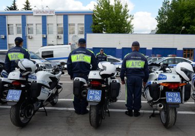  Baskıniçin ayrılmadan önce bir brifing de polis devriye servisi memurları