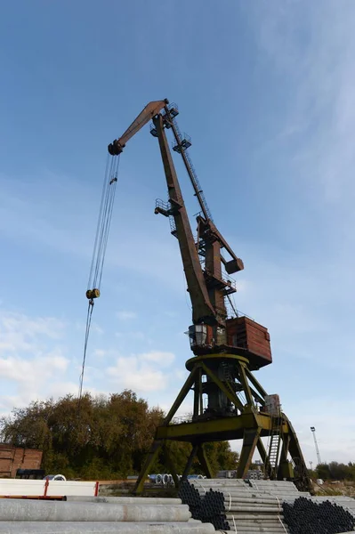 Port Crane บนฝั่งแม่น้ํา Ob ใน Novosibirsk — ภาพถ่ายสต็อก