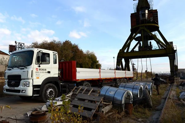 Lastning en lastbil med en hamn kran på stranden av OB floden i Novosibirsk — Stockfoto