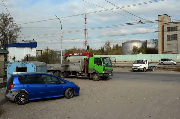 Novosibirsk sanayi eteklerinde Otomobil — Stok fotoğraf